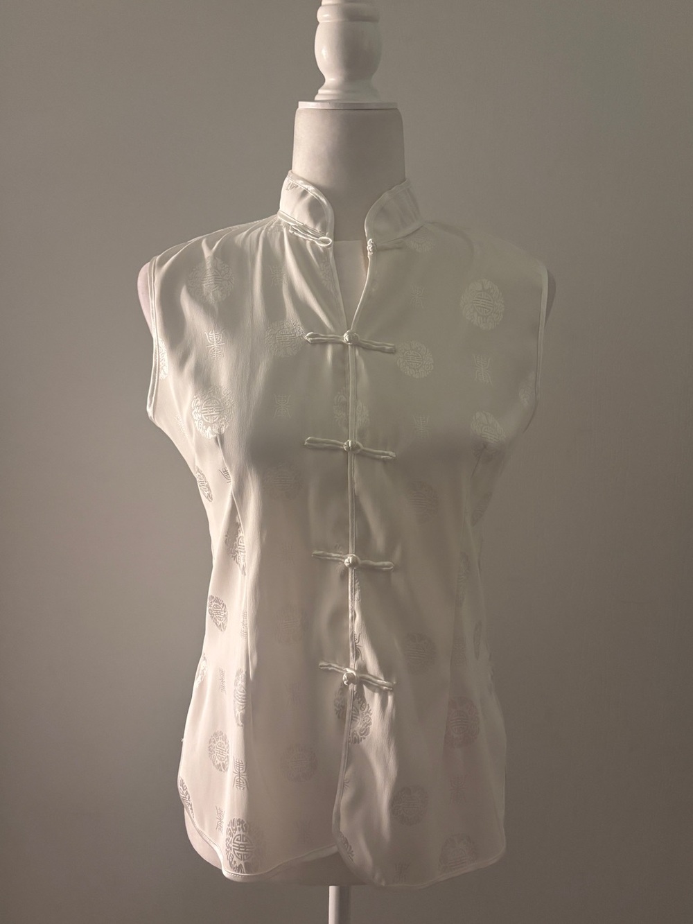 Sleeveless Mandarin Collar Blouse in White